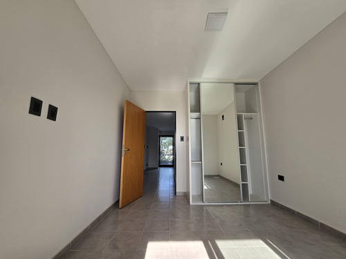 Semipiso De Un Dormitorio, Cocina Sectoriazada, Escritorio, Un Baño Y Dos Balcones, Cochera Opcional