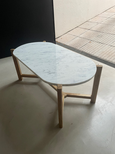 Mesa Ratona Ovalada / Carrara + Petiribi Blanco