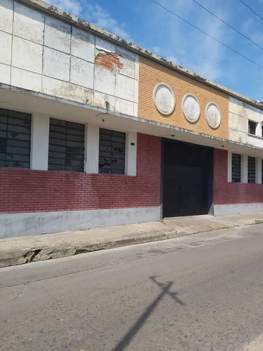 Galpón En La Candelaria, Av. Montes De Oca. Vende Crismelia Castillo Ing-011