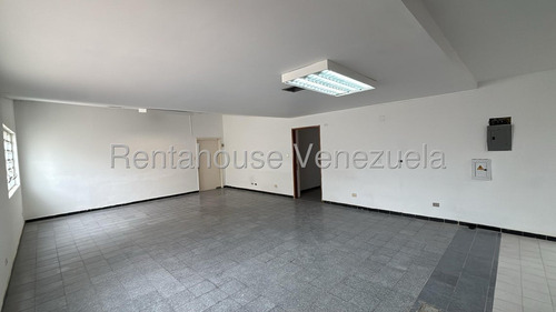 Excelente Propiedad Para Revalorizar, Casa Con Excelente Ubicacion Residencial O Con Amplio Potencial Comercial, Ubicada Estretegicamente En Avenida Trasversal Segura. Cuenta Con Una Remodelacion 75%