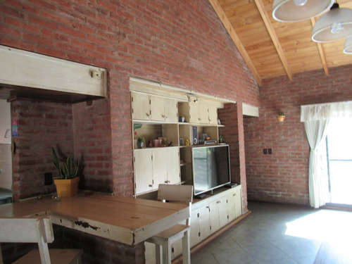 Casa Con Quincho Y Piscina, 3 Dormitorios Zona Km 50 Pilar, Barrio Abierto La Esmeralda
