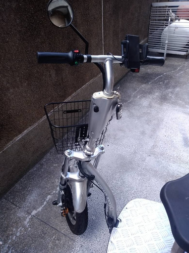 Imagen 10 de 10 de Scooter O Patinete Eléctrico Con Asiento De Tres Ruedas.