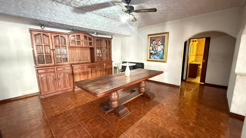 Vivienda Multifamiliar Con Dos Casas Y Un Galpón En Un Amplio Terreno En Billinghurst