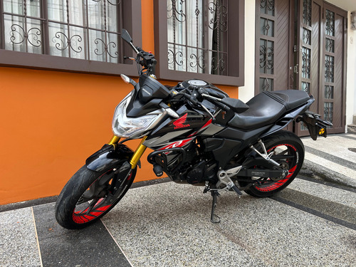 Se Vende Moto Honda Cb 190r Año 2022, Con Accesorios