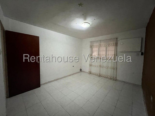 Casa En Venta Urb. Piñonal #25-17208 Rm