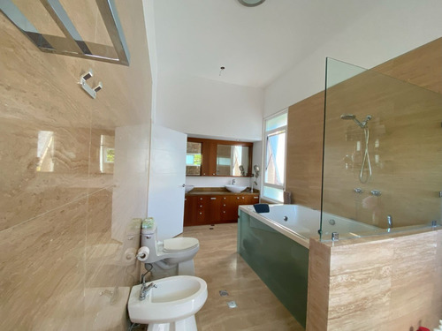 Descubre Esta Espectacular Y Moderna Casa Estilo Minimalista En La Exclusiva Zona De Colinas Del Tamanaco. Espacios Abiertos Y Techos De Doble Altura, Colinas Del Tamanaco. Mo 25-5354