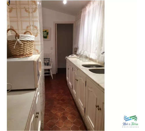 Casa En Venta. A Seis Cuadras Del Mar. Cuenta Con Tres Dormitorios.