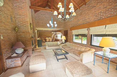 Casa En Playa Mansa Con Piscina- Ref: 4287
