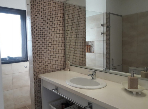 Casa En Venta De 2 Dormitorios C/ Cochera En Pinares