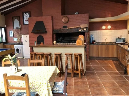 Sólido Chalet De 3 Dormitorios A 2 Cuadras De La Rambla