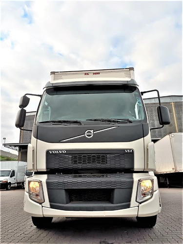 Volvo Vm 270 6x2 Truck Baú 9 M 2021 / 2021 C/ 165.000 Km