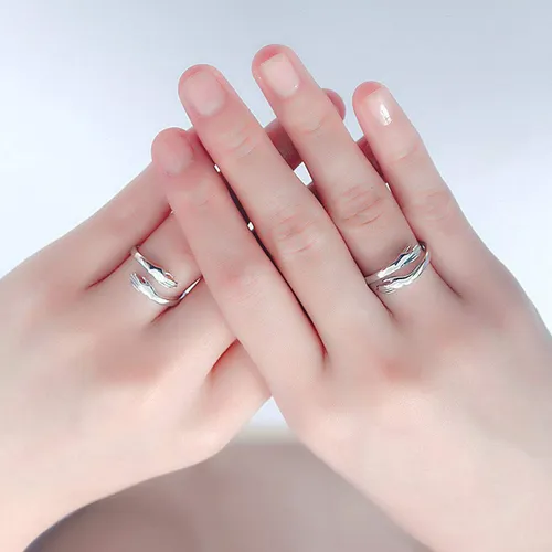 Dos manos con anillos sale