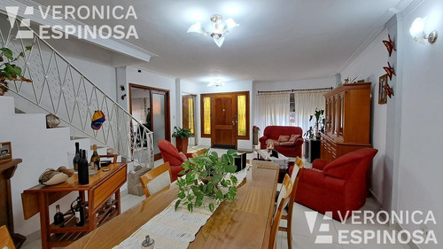 Casa En Venta En Villa Luzuriaga, 5 Ambientes