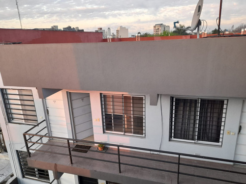 Dueña Vende Dos Ambientes Amplio En Morón Parana 585, Segundo Piso X Escalera, Lindo Edificio. Solo Whatts