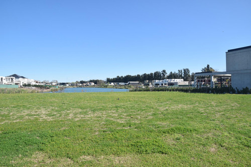 Excelente Lote Al Agua En La Calesa, Pilara