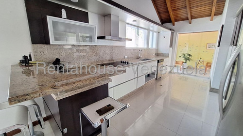 Hermosa Casa, Con Excelente Distribución Y Amplios Espacios Listos Para El Disfrute De La Familia. Fácil Mantenimiento Y Con Excelente Ubicación En Una De Las Mejores Urbanizaciones De Valencia