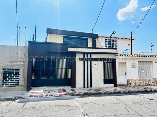 Quinta En Venta Urb Andrés Bello, Maracay 24-14905 Hc