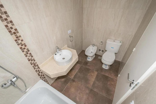 Departamento En Villa Urquiza, Ubicado En Una Amplia Zona Comercial Y Gastronómica.