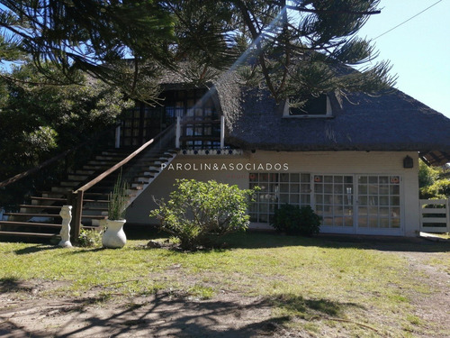 Casa De 5 Dormitorios En Pinares, Punta Del Este- Ref: 2705
