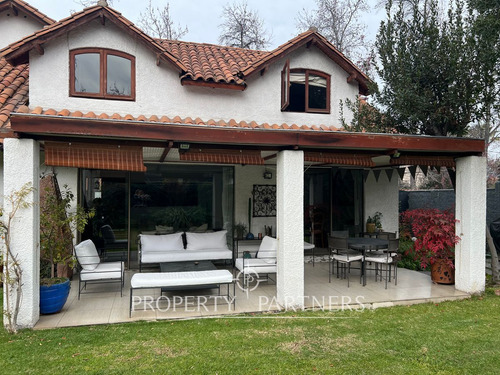 Casa Con Excelente Ubicacion En Sector De La Dehes...