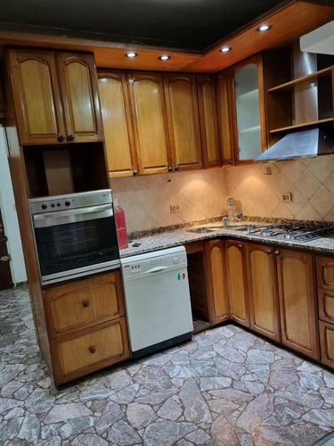 Castelar Norte. Casa 4 Amb. Luminosos. P.baja. Pieta/terraza/fácil Acceso Autopista. P.alta Playroom Solo Venta Directa