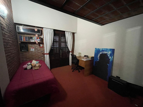 Chalet De Categoría 8 Amb. 484 M² Cub. C/ Garaje Para 2 Autos Y Parque C/ Pileta - Haedo
