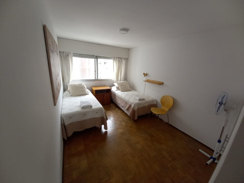 Imagen 8 de 14 de Excelente Apto. En Punta Carretas, 3 Dormitorios Más Servicio Completo. 2 Baños 1 En Suite Y Garaje. Estupenda Ubicación A Pasos De La Rambla, El Golf Y Punta Carretas Shopping.