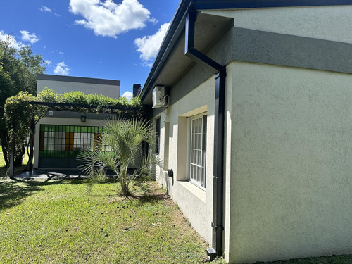 Casa De 3 Dormitorios En Barrio Los Bretes