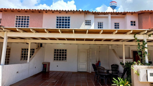 Re/max 2mil Vende Town House En El Conjunto Residencial Lomas De Margarita Ii, Avenida Juan Bautista. Isla De Margarita, Estado Nueva Esparta