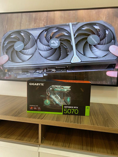 Placa De Vídeo Gigabyte Geforce Rtx 5070 Gaming Oc 12g (Usado)