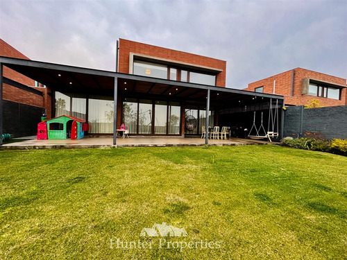 Casa En Venta De 4 Dorm. En Peñalolén Sector Las Pircas
