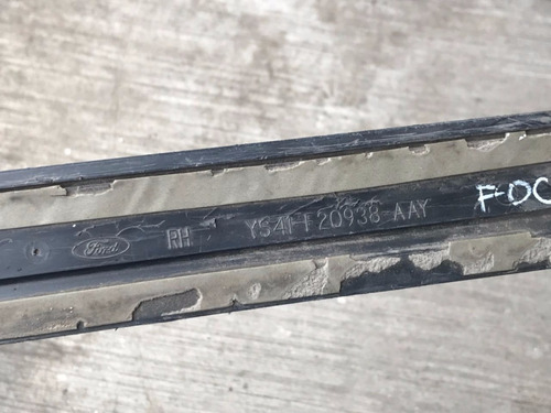 Moldura Puerta Delantera Derecha Ford Focus Sedan 00-04 Orig