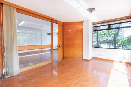 Oficina En Arriendo/venta En El Chicó. Cod V6701