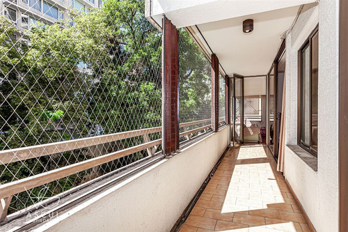 Edificio Bien Mantenido. Cercano A Lo Mejor De Vitacura.