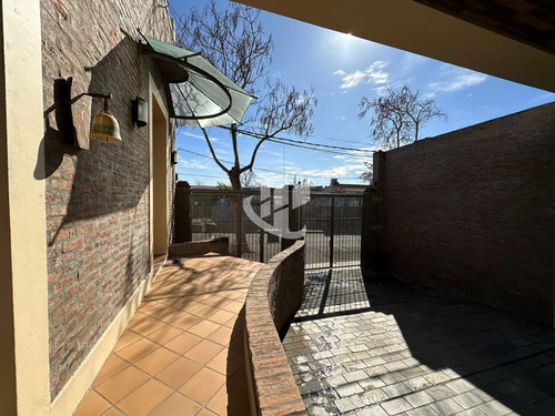 Casa Centrica En Mercedes Lista Para Ingresar, Con 1.000 M2 De Terreno