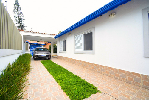 Casa Com Piscina À Venda Na Deslumbrante Praia De Peruíbe.