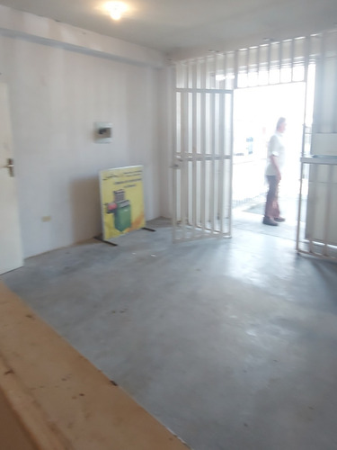 Imagen 8 de 11 de Local Comercial Av Michelena Calle Repuestos 0424.496.01.02