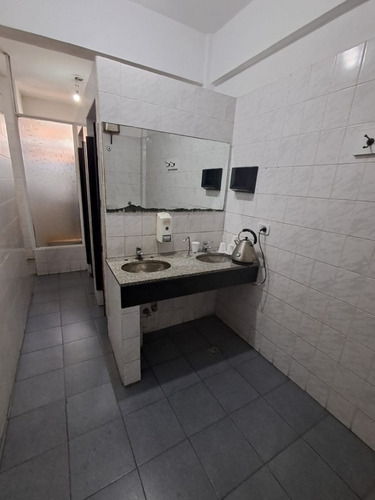 Local En 2 Plantas Con 2 Baños/vestuarios, Amplio Patio Cubierto / Semicubierto