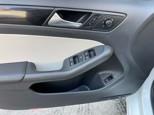 Volkswagen Jetta 2.0 Live Mt