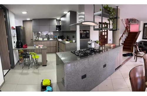 Rhbr-11857 Casa De 2 Niveles ( Poblado, Sector San Lucas)
