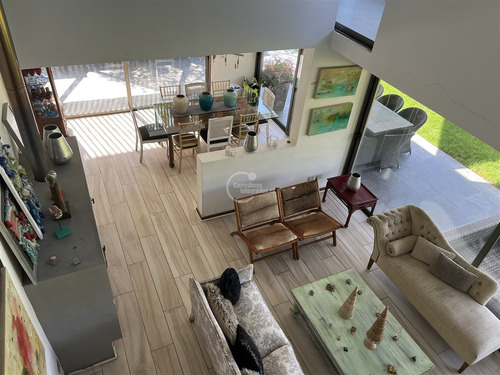 Casa En Venta De 6 Dorm. En Colina