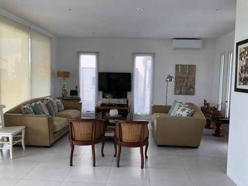 Hermosa Casa Moderna Y Funcional