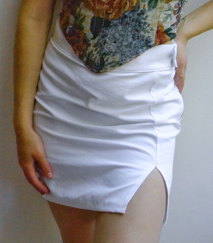 Falda Blanca Mini Con Apertura En Pierna Ajuste En Cintura