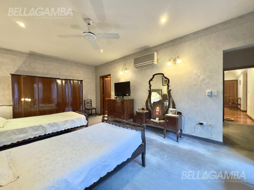 Casa Venta En Vicente López 7 Ambientes Jardín
