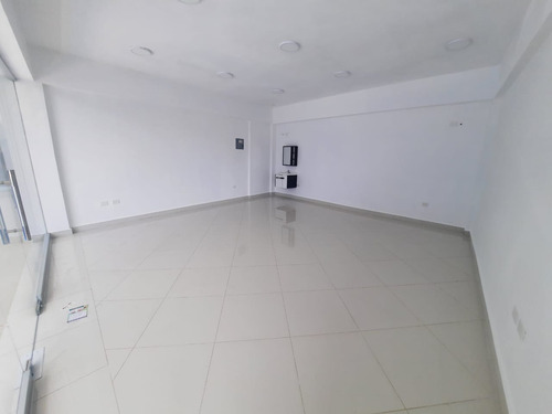 Rento Local En Primer Piso. En El Centro De Bela Vista, Nuevo A Estrenar
