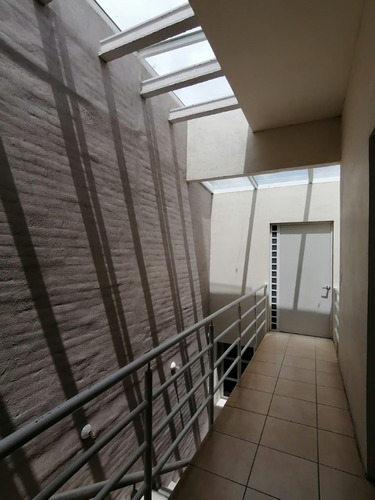 Residencia Moderna De Alto Diseño En Esquina