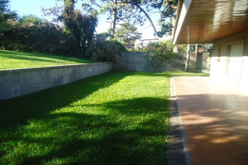 Imagen 29 de 30 de Excelente Chalet De 6 Ambientes Con Piscina Y Casa De Servicio Ideal Vivienda Permanente Muy Luminoso