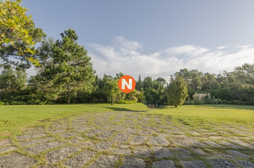 Espectacular Casa En Venta En El Golf, Unica Con 7000 Mt2 De Terreno.- Ref: 209160