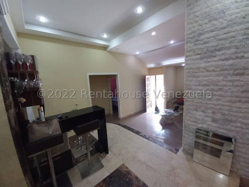 Casa En Venta Sabana Del Medio San Diego Inm En Conjunto Cerrado Completamente Remodelada Con Acabados Modernos, Piso En Porcelanato Y Marmol, Paredes Decorativas Con Marmol Importado. 23-2814