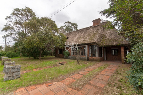 Cabaña Cerca Del Mar, 5 Dormitorios, Piscina Y Parrillero. Pinares, Punta Del Este.- Ref: 23085
